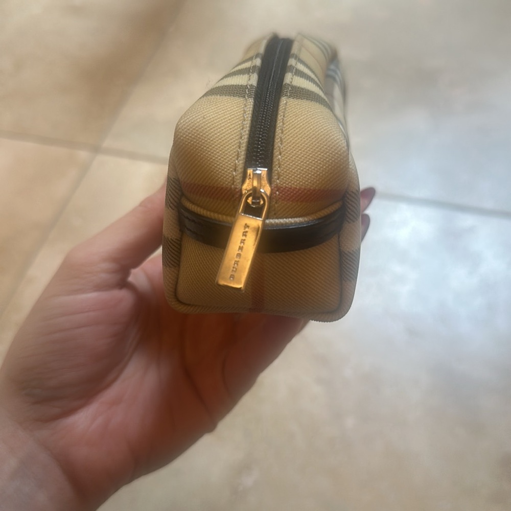 Burberry case - Picture 2 of 6